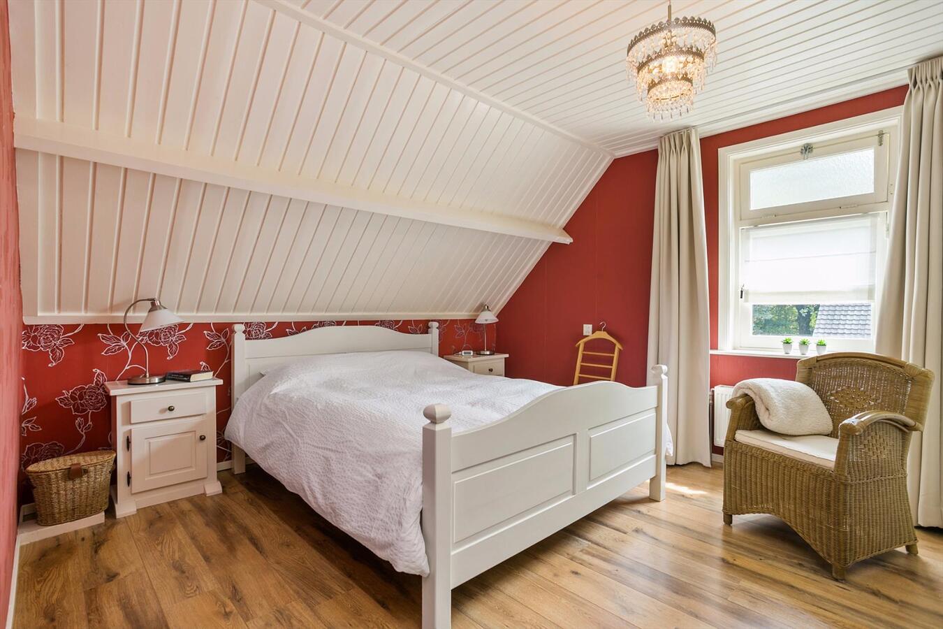 Fraai gelegen, karakteristiek vooroorlogs, vrijstaand gerenoveerd woonhuis op perceel van 1.035 m2 aan de Tonterstraat 42 te Riethoven. 