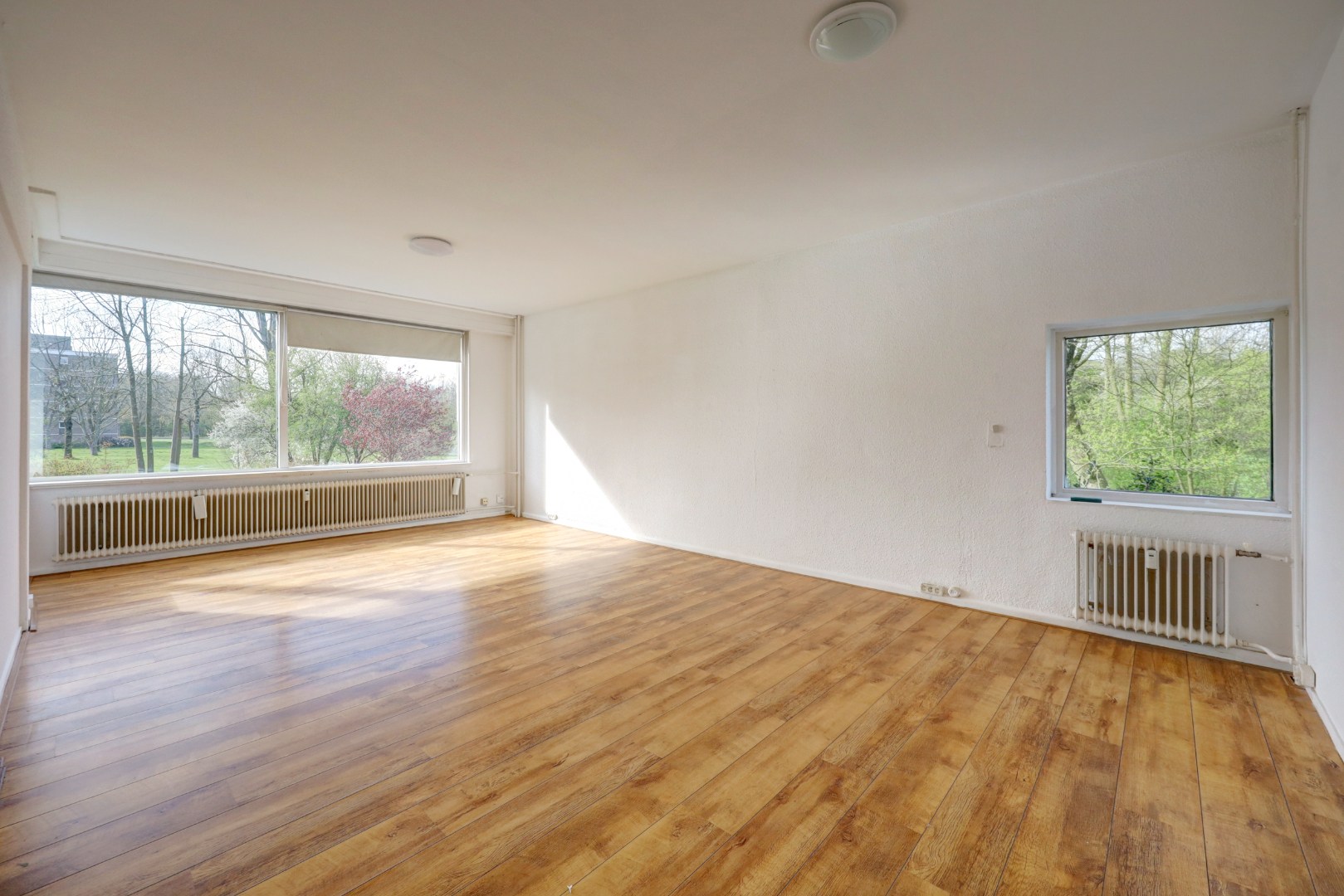 4-kamer appartement op de 1e verdieping, met 2 balkons, berging in de onderbouw en gelegen op eigen grond! 