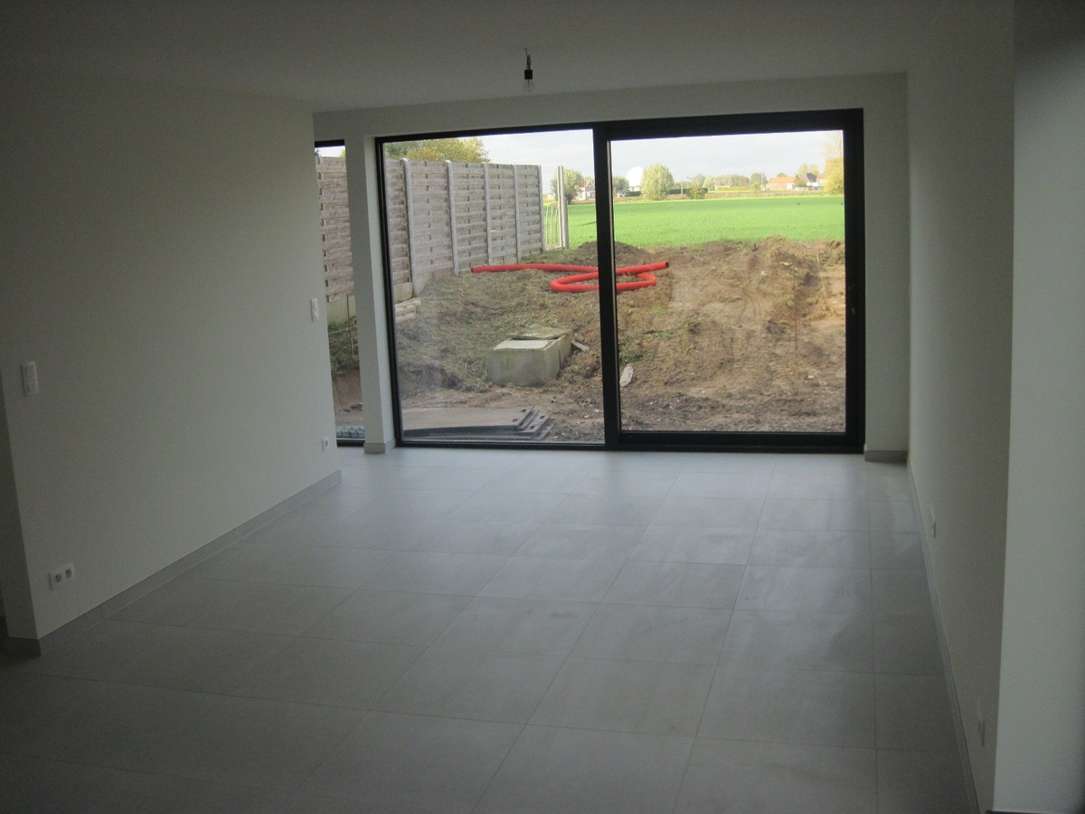 Splinternieuw ruim gelijkvloers appartement. 