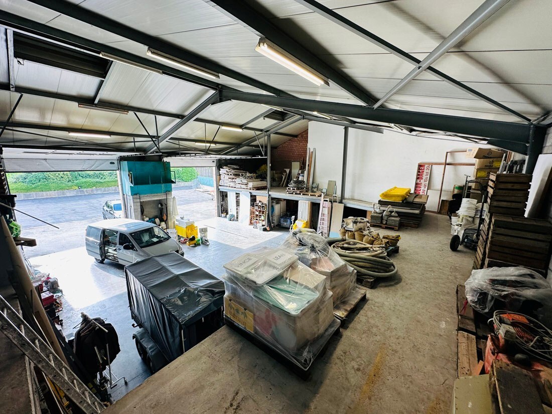 Ruim magazijn met kantoren met veel potentieel te Kuringen 