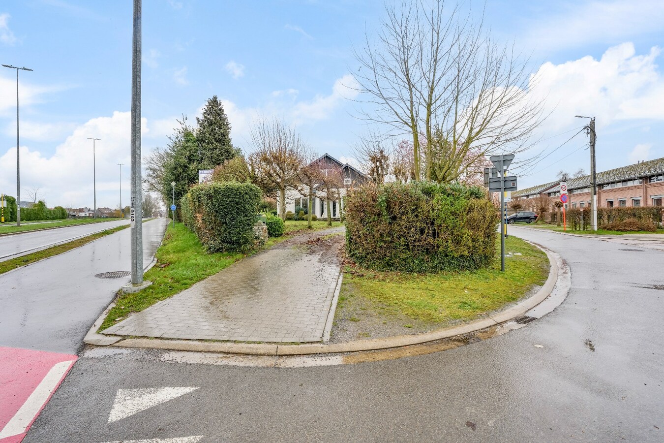 Op te knappen karakteristieke hoekwoning, 4 slpk, (EPC-label C) gelegen aan het Haspengouwse landschap. 