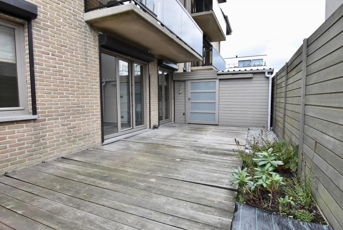 KLASSE APPARTEMENT OP TOPLIGGING AAN ZEE MET MAGNIFIEK TUIN-TERRAS 