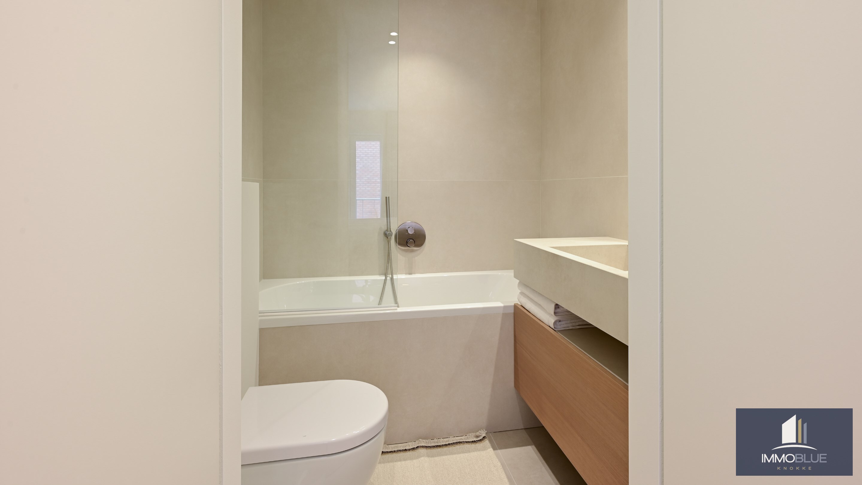 Appartement entièrement rénové avec vue latérale sur la mer. 