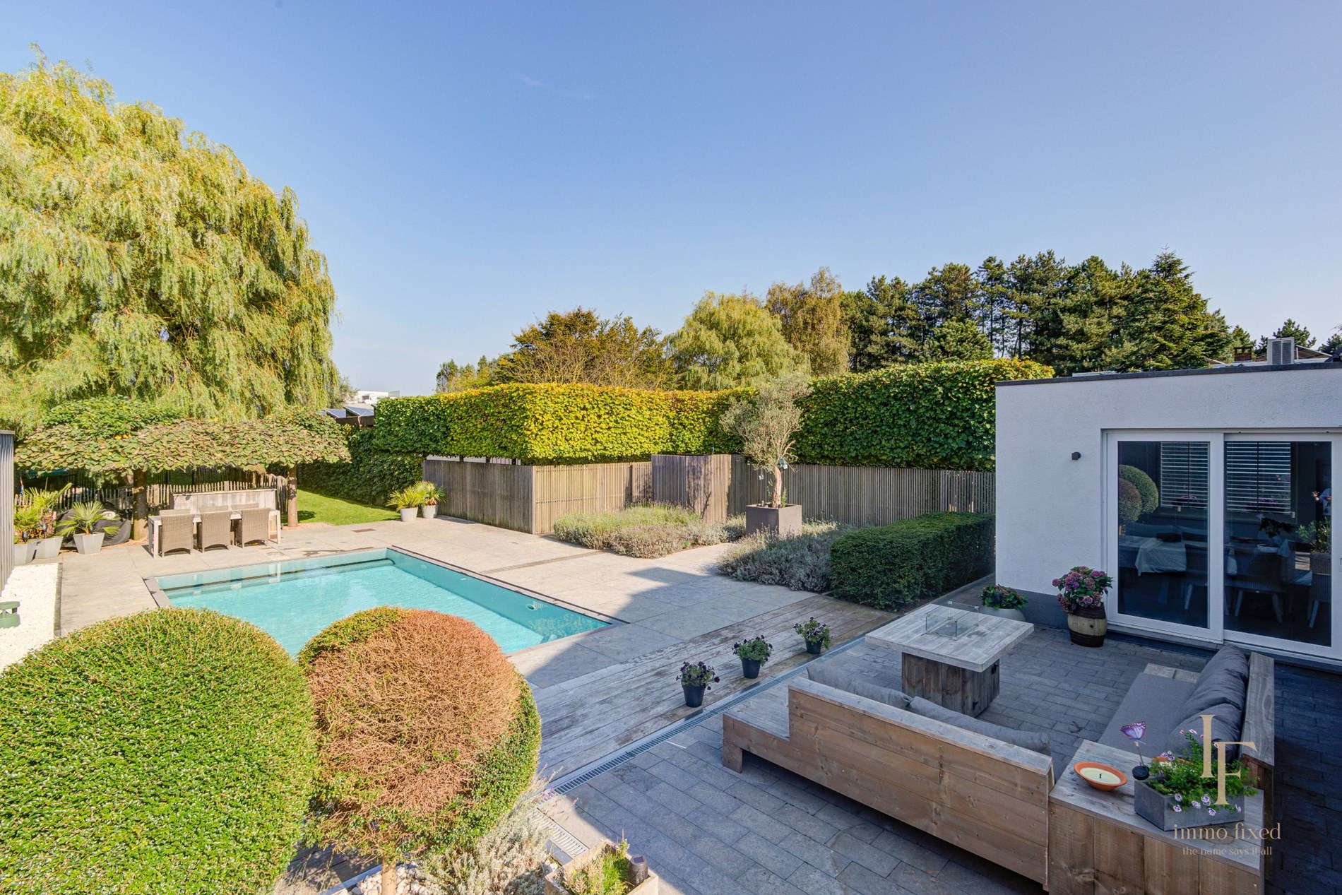Villa met magazijn, garagebox en 12+ parkeerplaatsen te Kontich! 