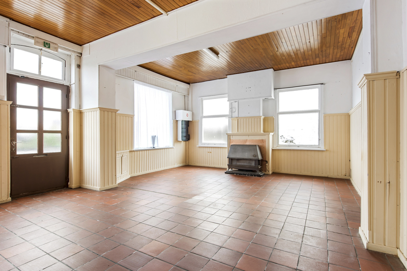 VERKOCHT!Op te frissen handelspand met woonst. 