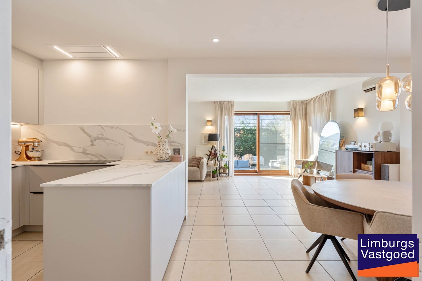 Recent Gerenoveerd appartement met tuin en terras, 2 slaapkamers, In Rekem 