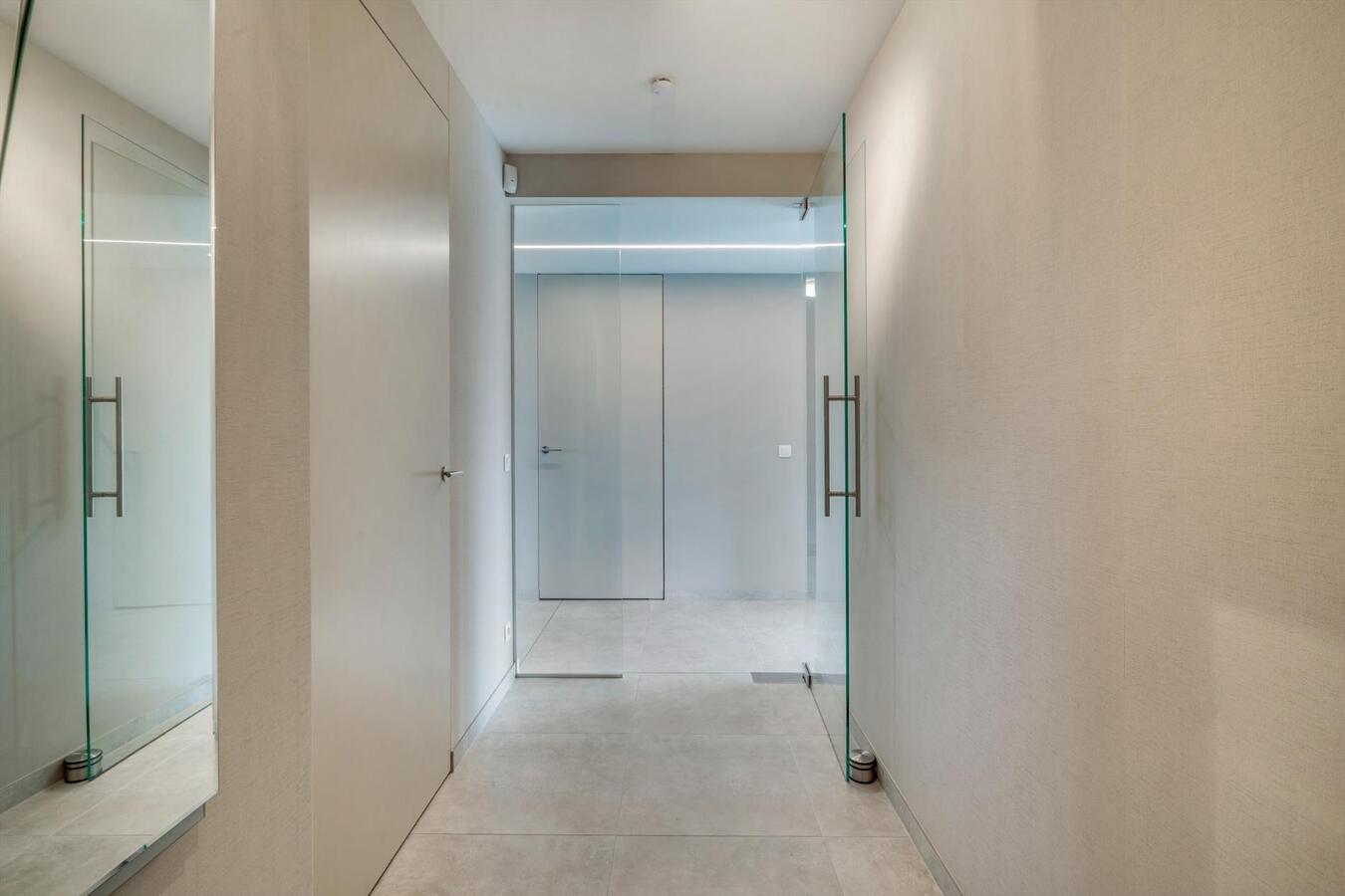 Ruim uniek  gelegen bemeubeld appartement met 2 slaapkamers en garage te Diksmuide 