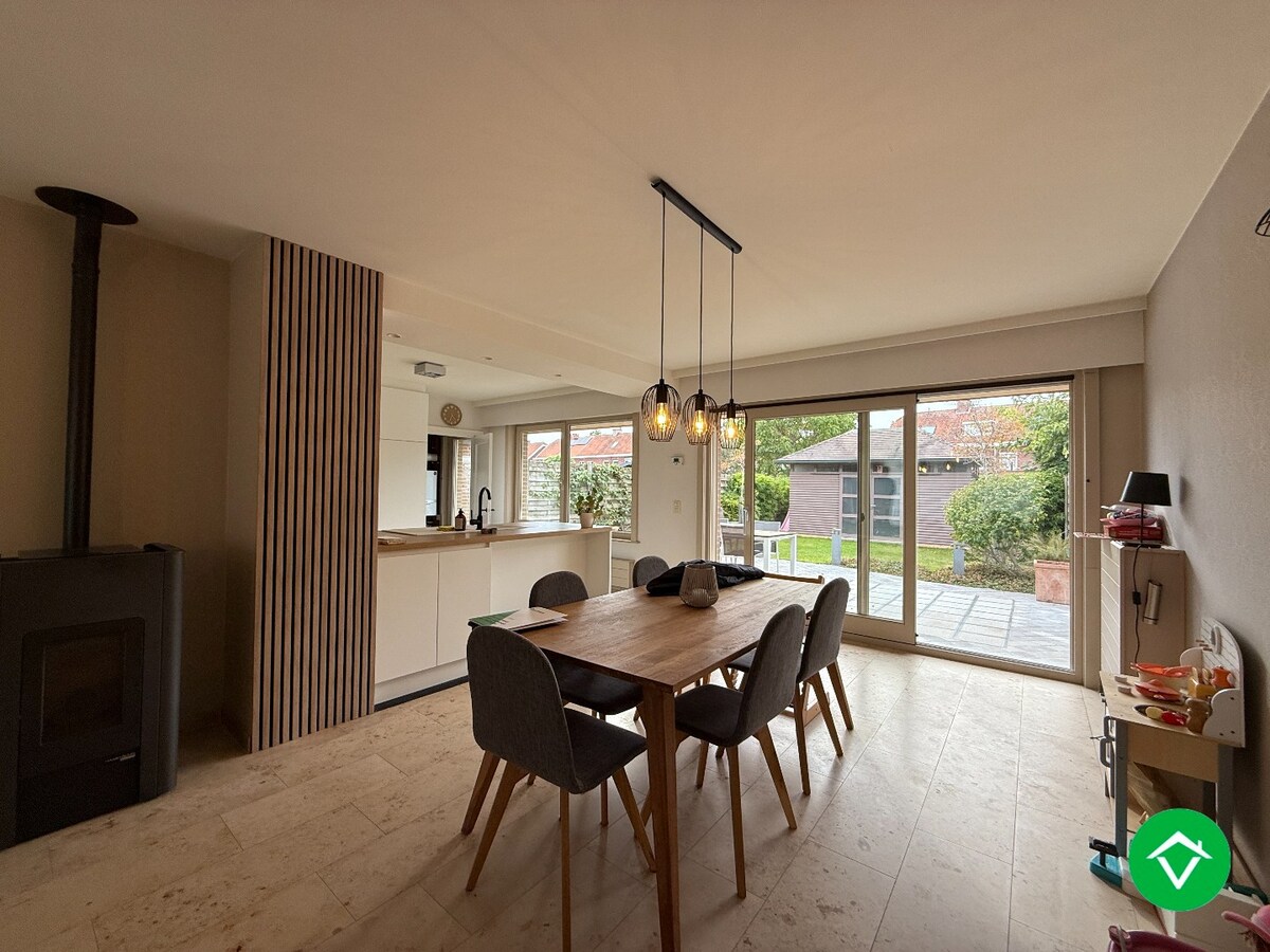 Prachtige rijwoning met 3 slaapkamers, tuin en garage te Roeselare 