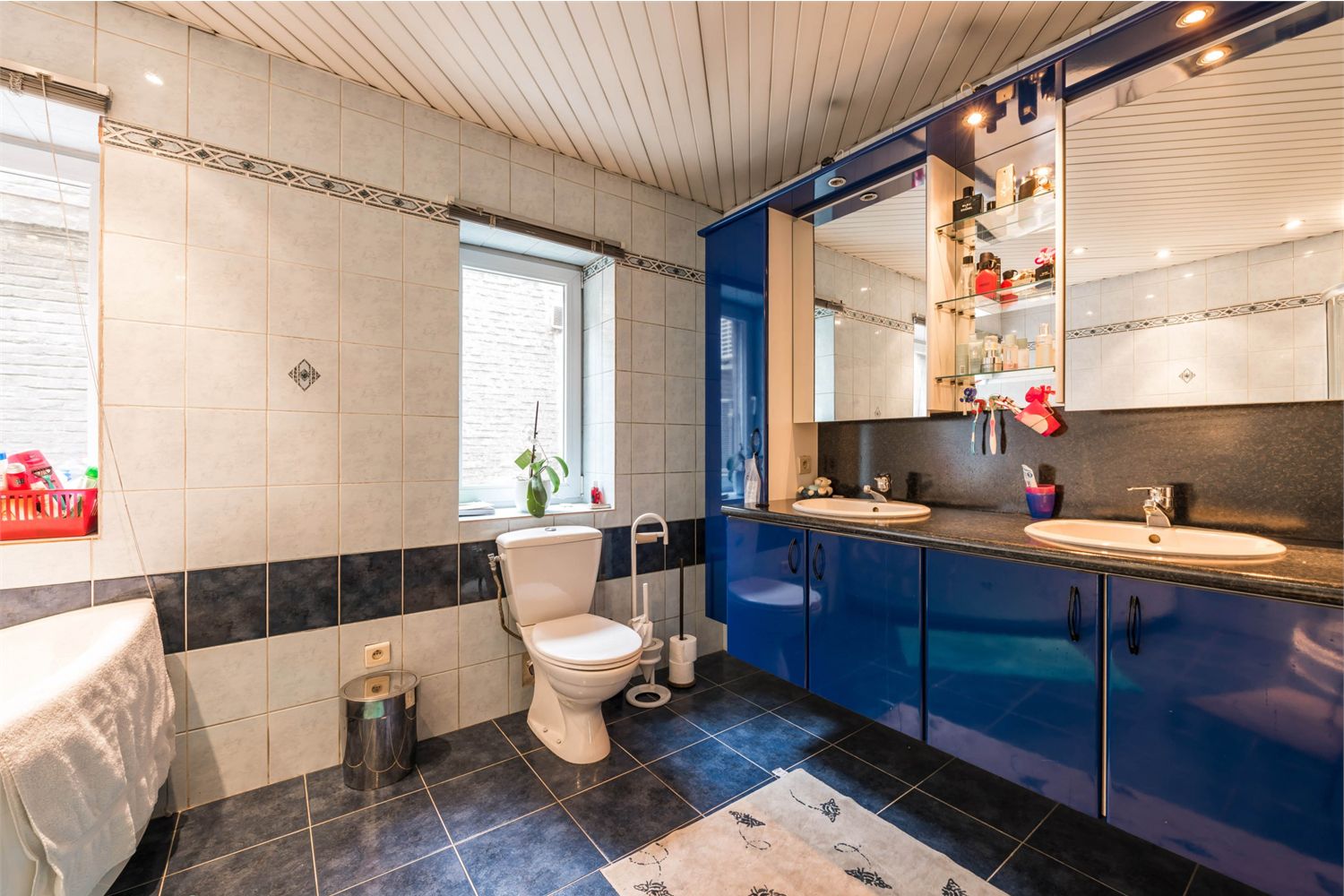 Zeer mooi en ruim handelspand met grote gerieflijke woonst op toplocatie in de Gentse historische binnenstad! 