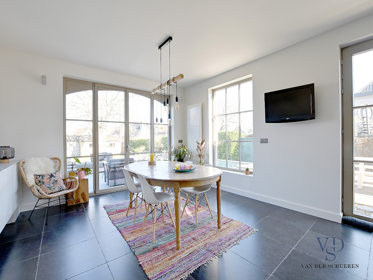 Prachtig gerenoveerde Herenwoning met zwembad te Gavere. 