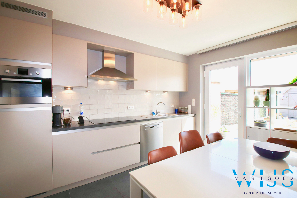 INSTAPKLAAR woonhuis met ZUIDgerichte tuin te Boekhoute ! 