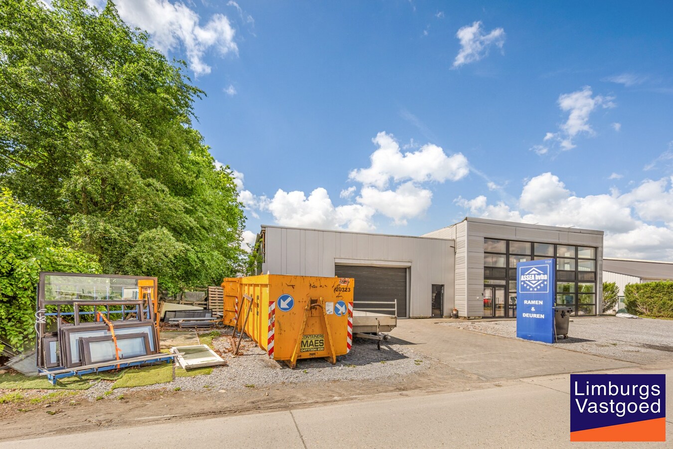 Bedrijfsgebouw met toonzaal, kantoren, magazijn en woonst - groot 700m² 