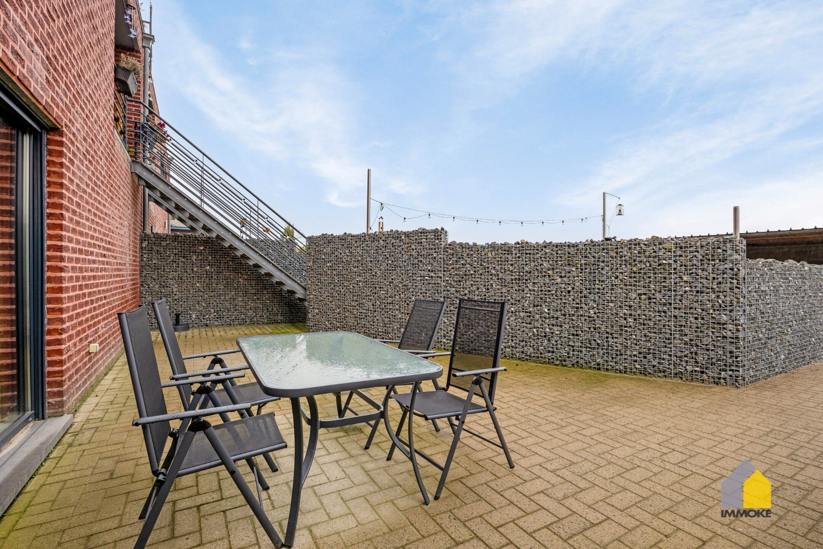 Gelijkvloers appartement (120 m²) met ruime woonkamer, 2 slpks. en terras. 