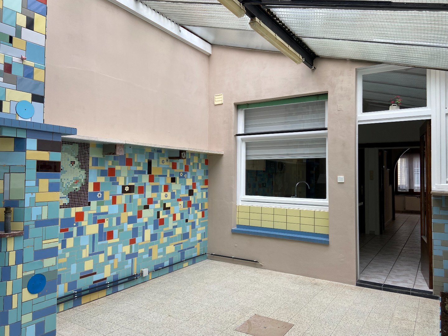 Authentieke burgerwoning met ruime garage en uitweg achteraan! 