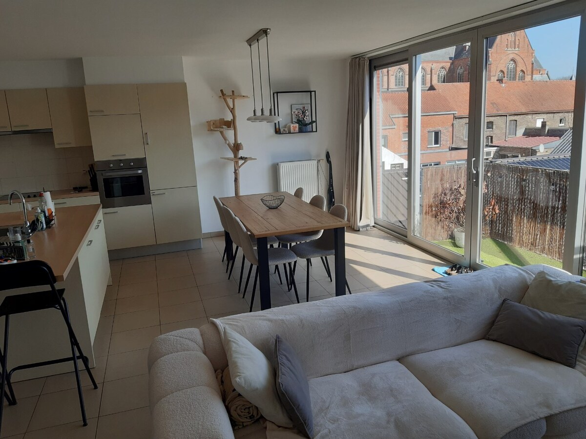 Lichtrijk dakappartement (geen vaste kosten). 