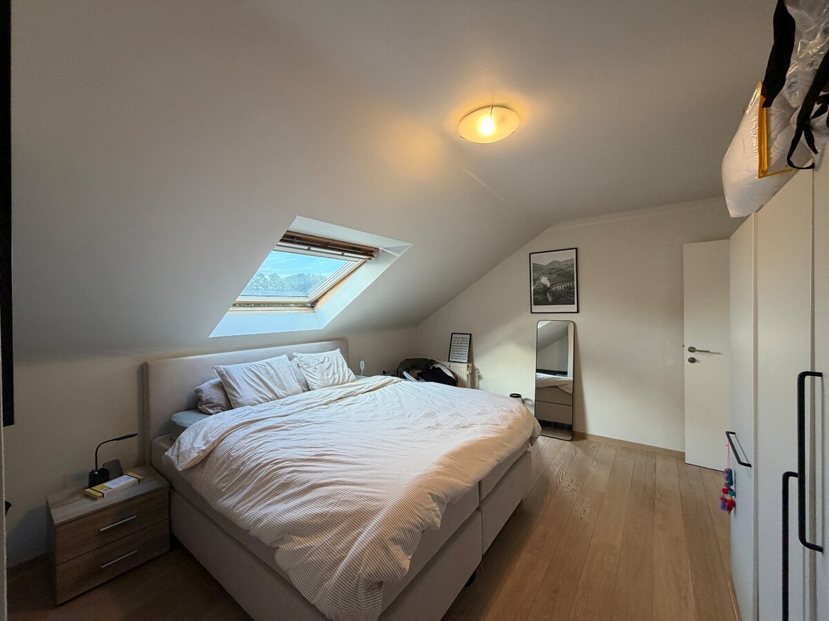 Ruim en lichtrijk dakappartement te Asper. 
