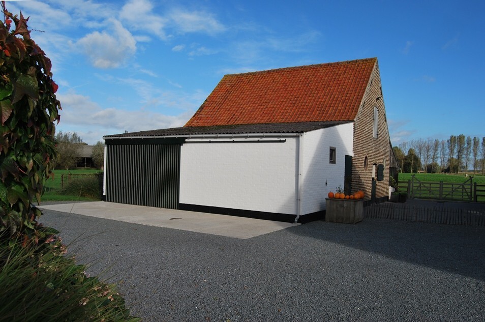 Idyllische woning met stalgebouwen op ca. 5000m² te Sint-Laureins 