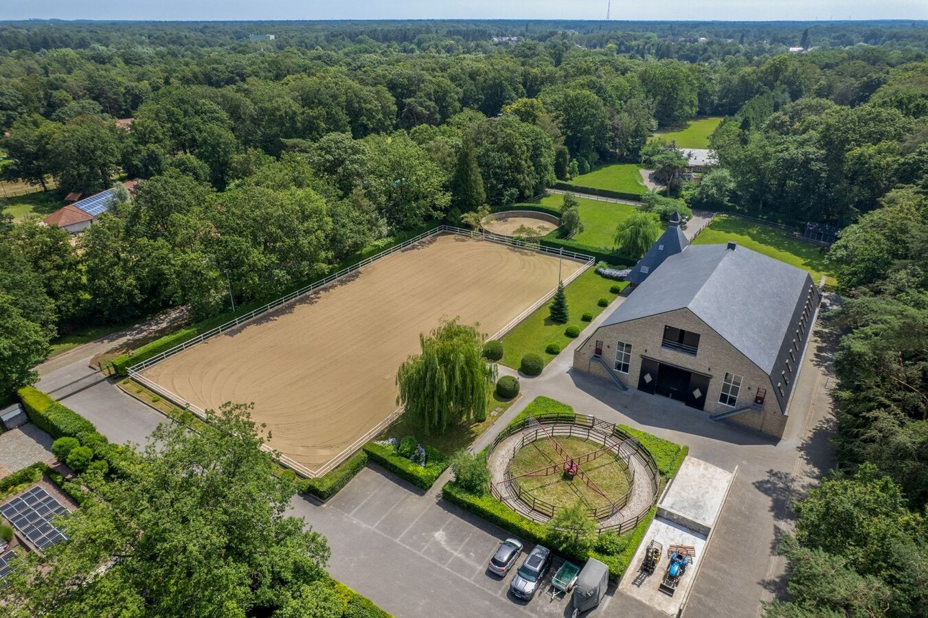Exclusief eigendom met twee volwaardige, zelfstandige villa-woningen, een conciërgeverblijf en luxueuze paardenfaciliteiten op ruim 2 ha te Brasschaat 
