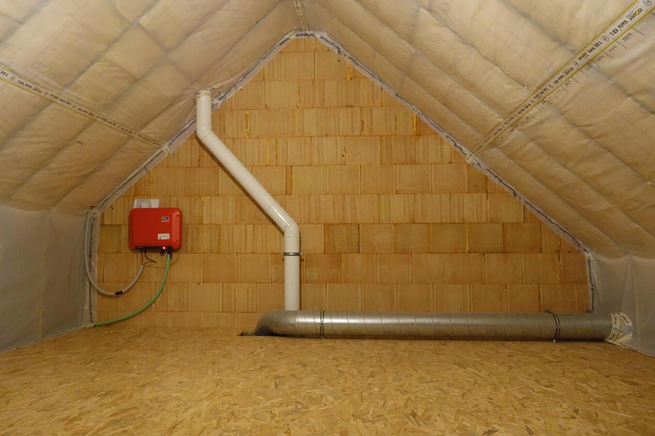 Halfopen nieuwbouwwoning in pastoriestijl 