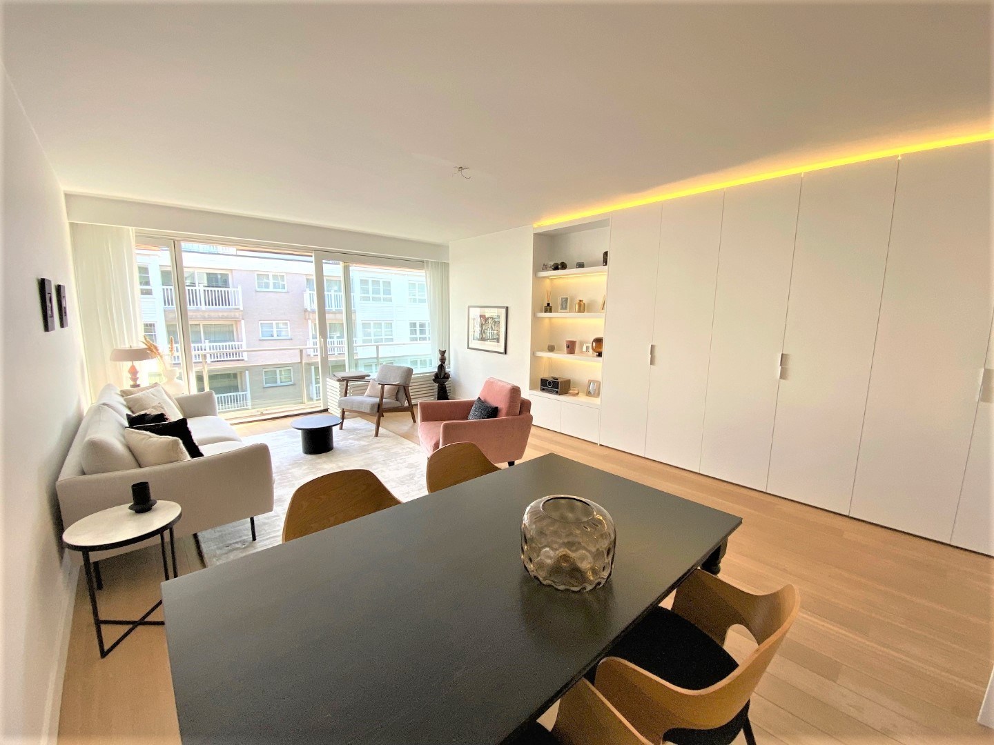 Zonnig en recent gerenoveerd appartement met 2 slaapkamers, gelegen op de Dumortierlaan, 