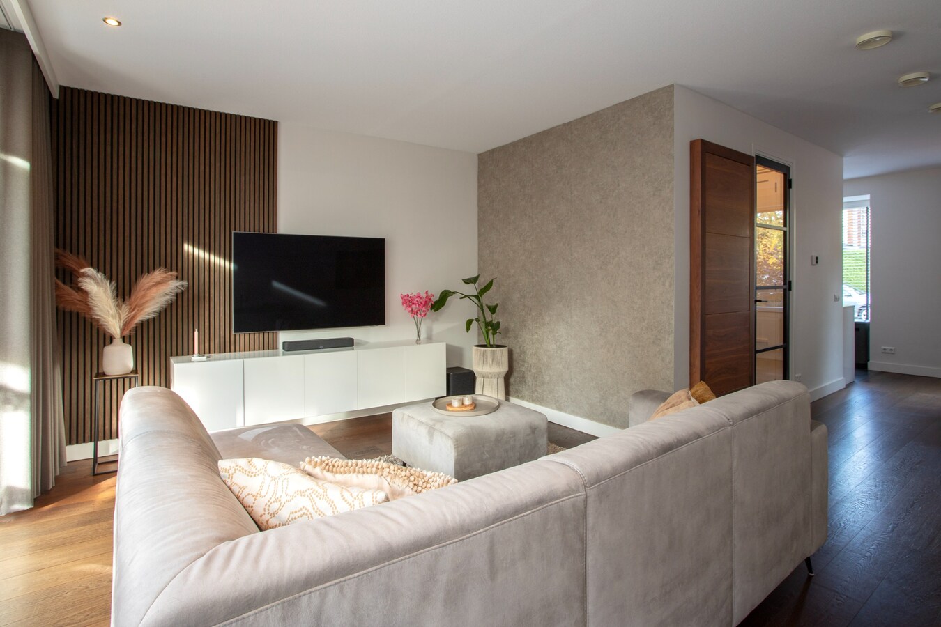 Zeer ruime hoekwoning met volop leefruimte en groen uitzicht in kindvriendelijke wijk! 