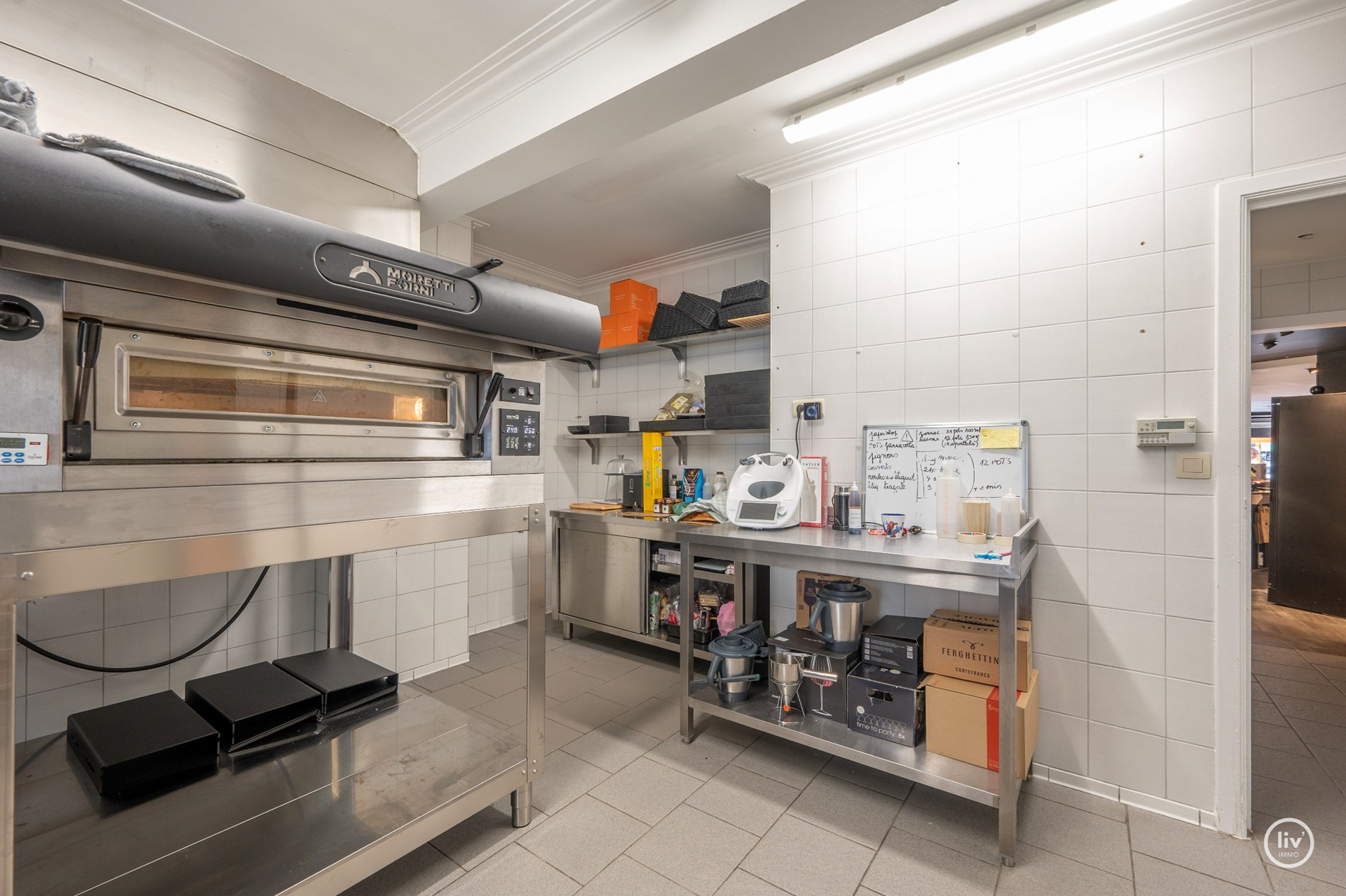 Rez-de-chaussée commercial loué, situé au centre de l'avenue Lippens, actuellement exploité comme traiteur (rendement de 5%). 