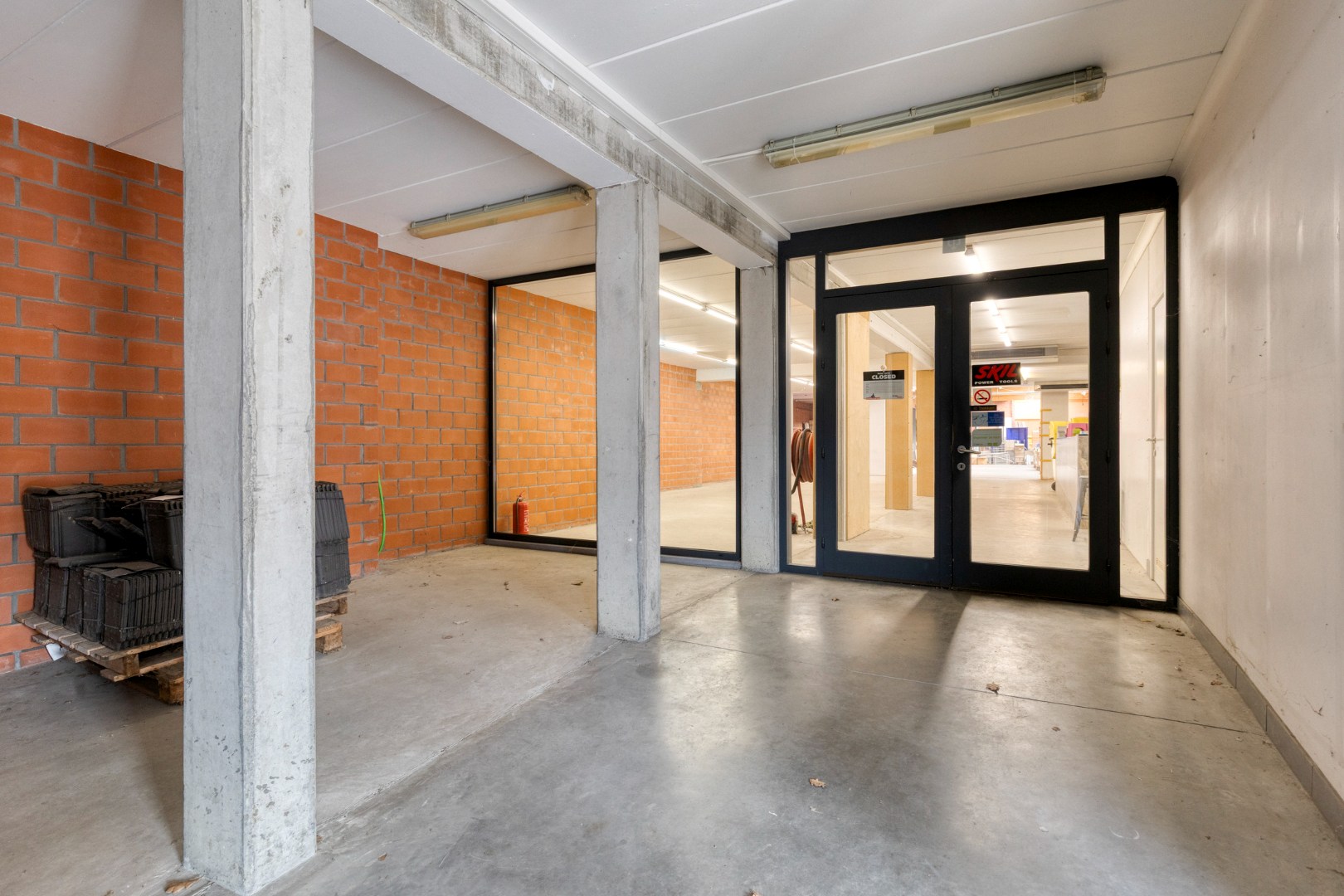 Handelsgelijkvloers met achter-inrit op commerciële ligging in centrum Geel 