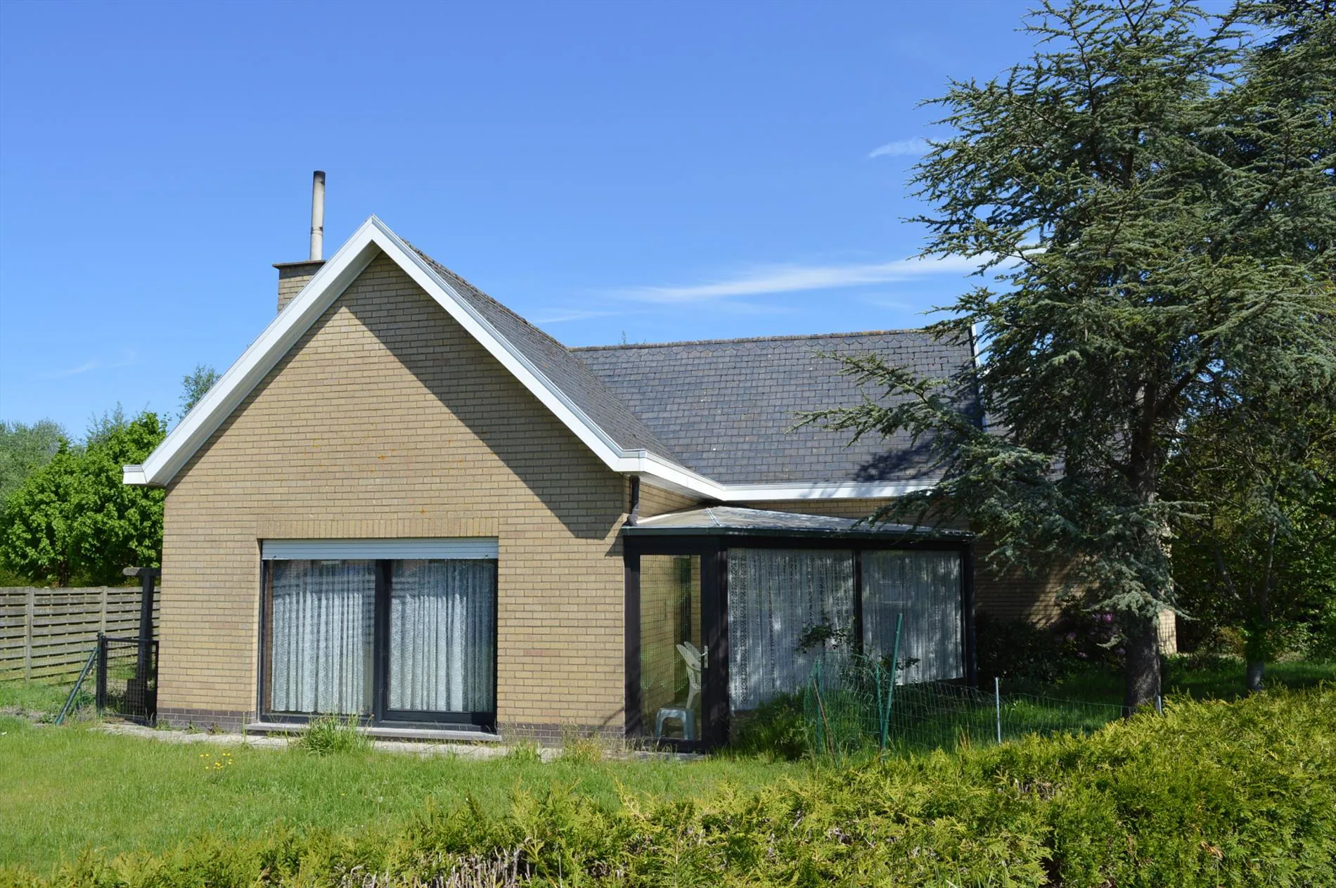 Op te frissen villa (oppvl:749m²) op centrale ligging te Gistel.