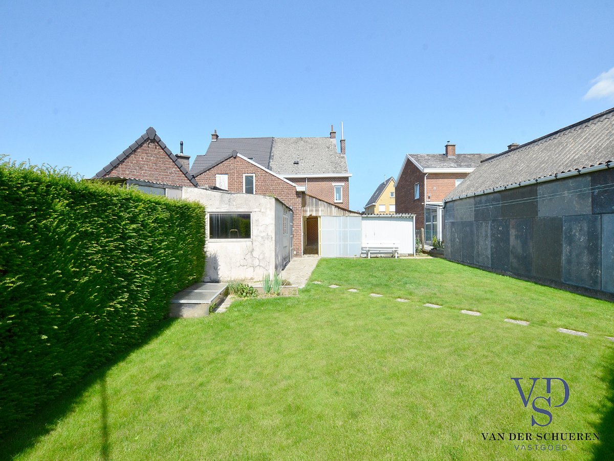 Degelijke woning met tuin en afz. garage. 