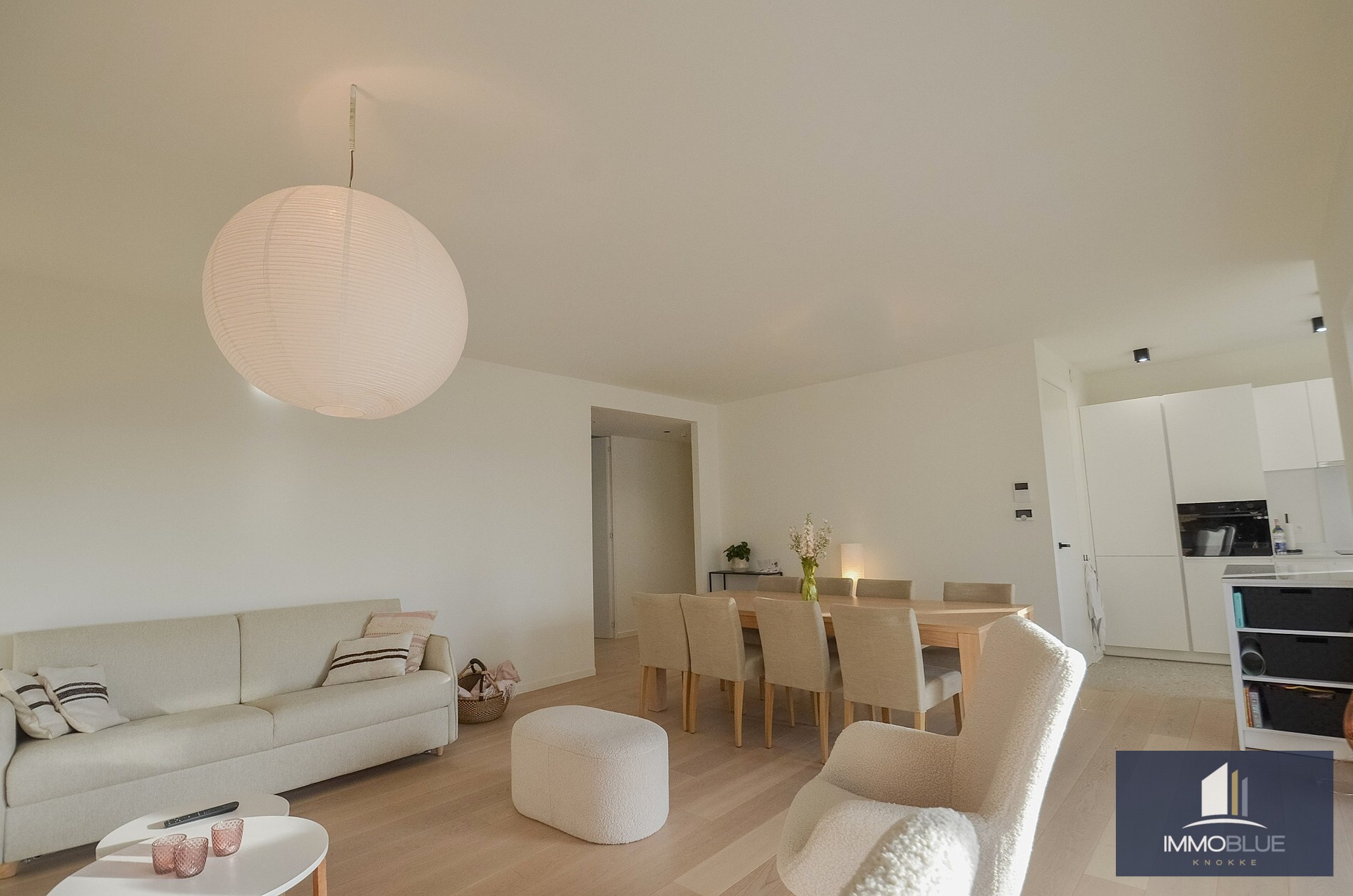 Appartement avec une façade d’environ 5,2 mètres et une grande terrasse ensoleillée. 