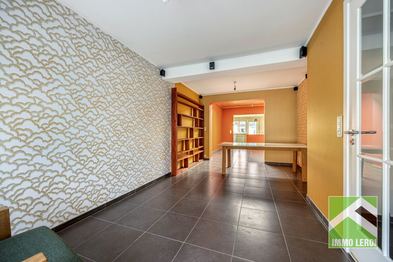 Woonkamer met boekenkast