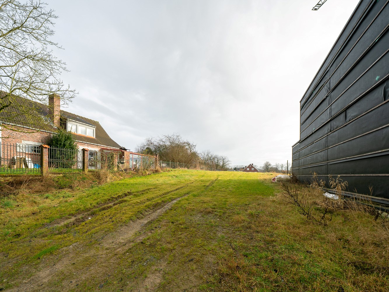 Residentieel gelegen bouwgrond (3a 85ca) voor een 3-gevel 