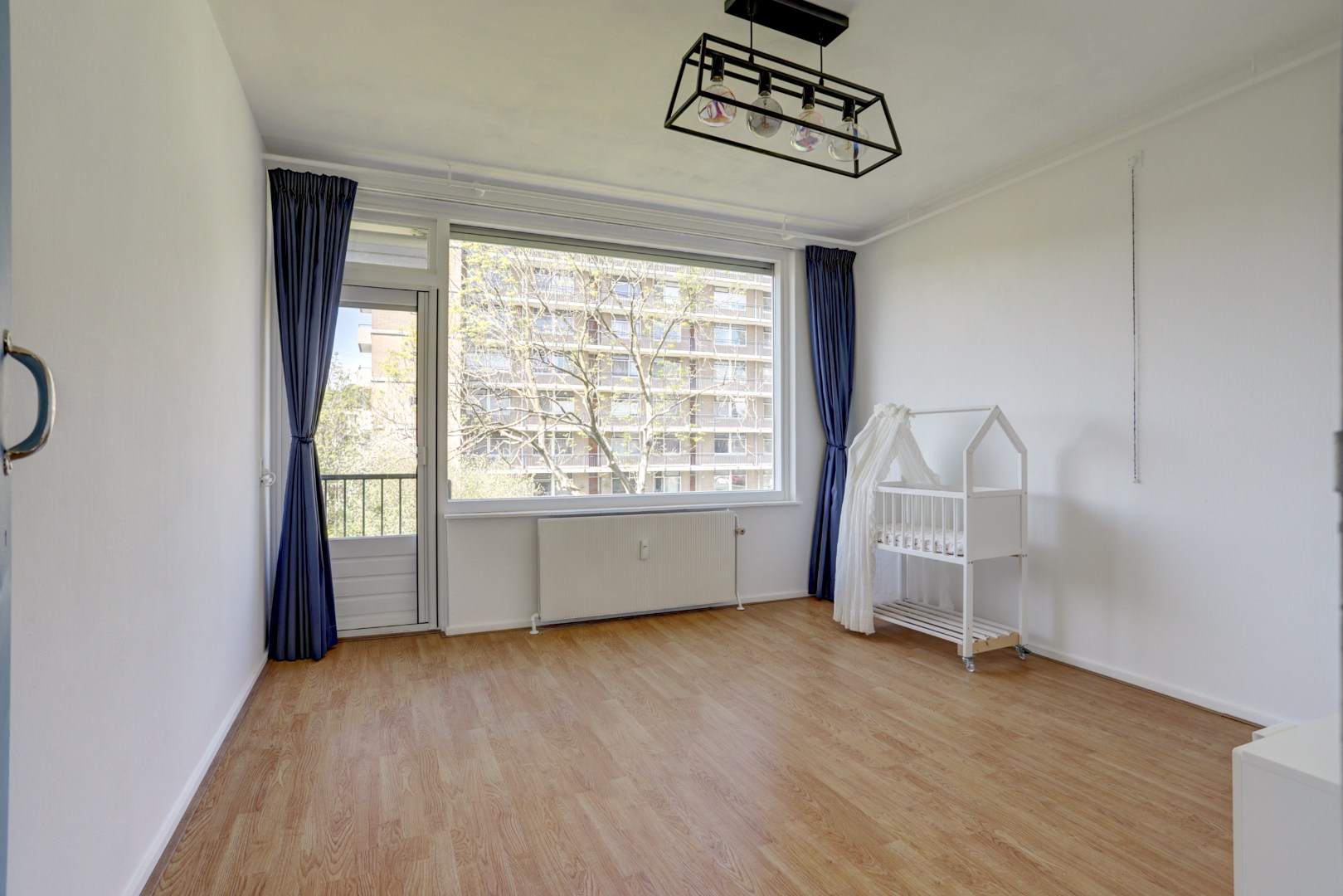 Instapklaar 3- (voorheen 4) kamer appartement op de 2e etage met moderne keuken met kookeiland, 2 balkons, 2 riante slaapkamers, moderne badkamer en gelegen op eigen grond! 