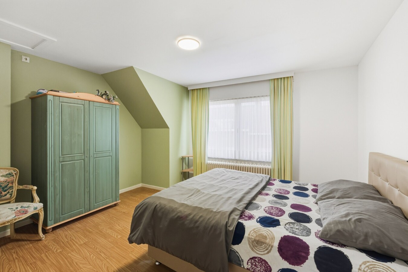 Instapklare, lichtrijke bel-etage woning met ruime garage en terras op centrale ligging 