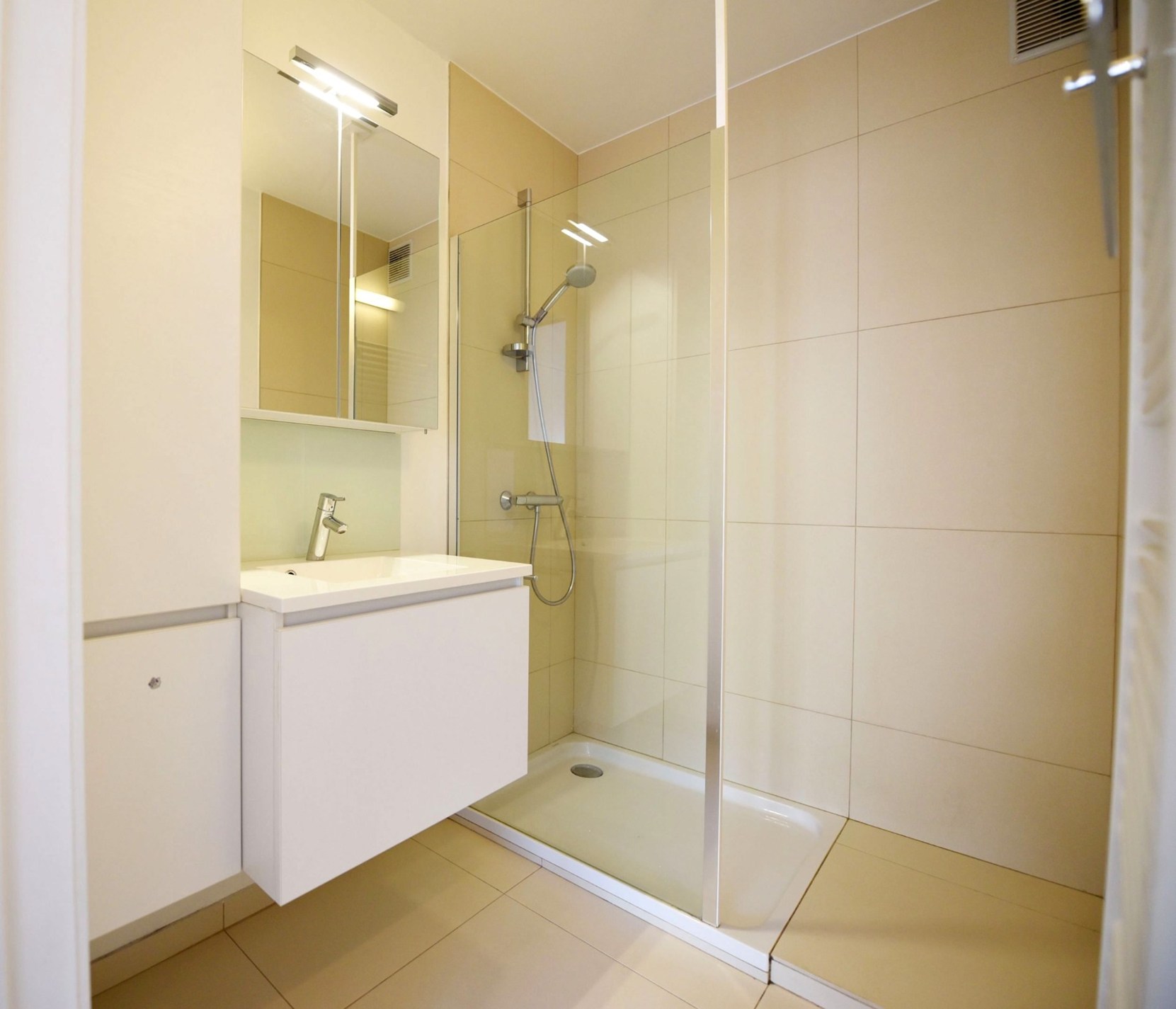 Zonnig en recent gerenoveerd appartement met 2 slaapkamers, gelegen op de Dumortierlaan, 