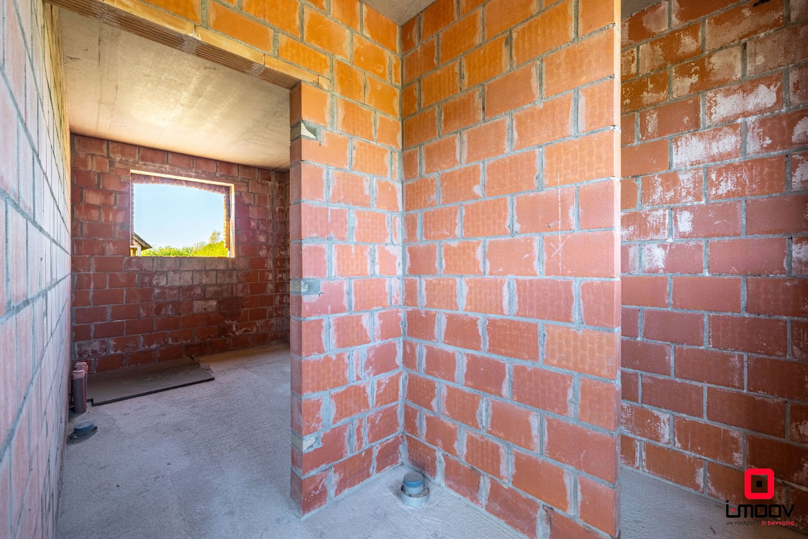 Landelijk gelegen ruwbouwhoeve met bijgebouwen op uitzonderlijk perceel van ca. 9.331 m² 