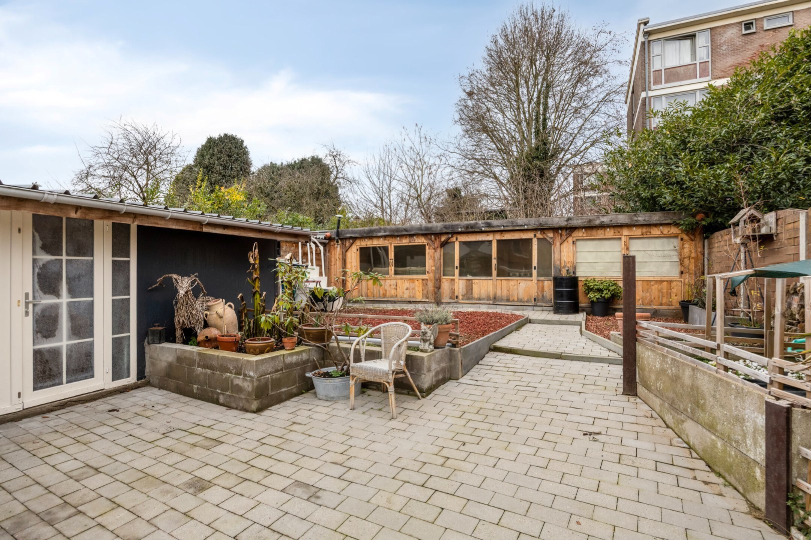 tuin met berging en buitenlounge