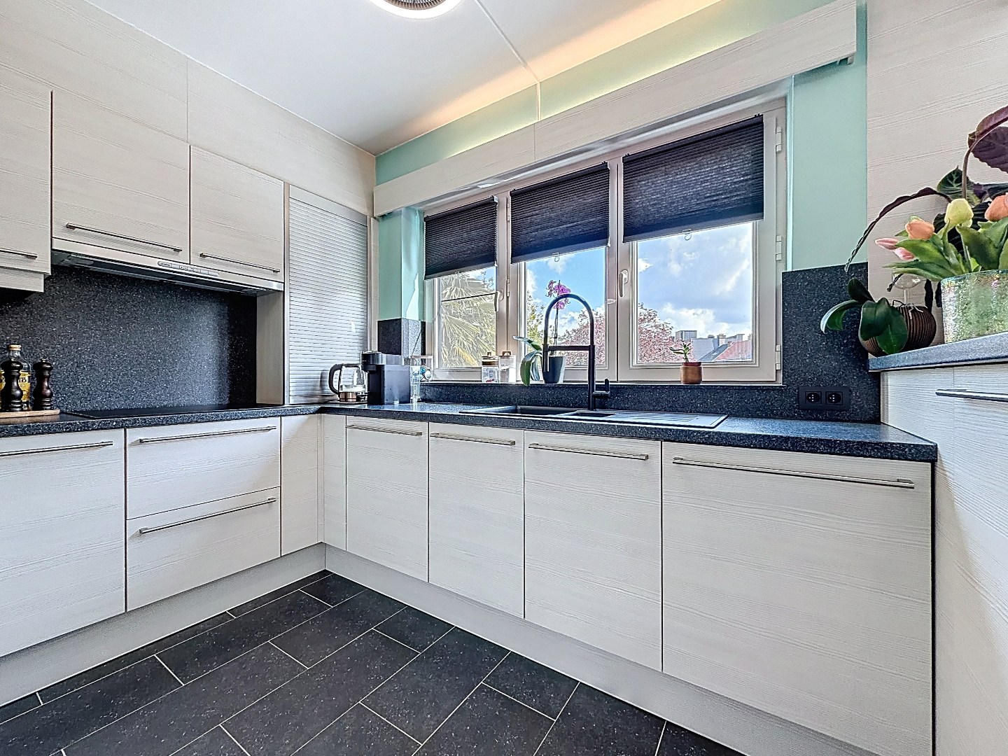 Instapklare bel-etage woning met mooi aangelegde tuin in Merksem 