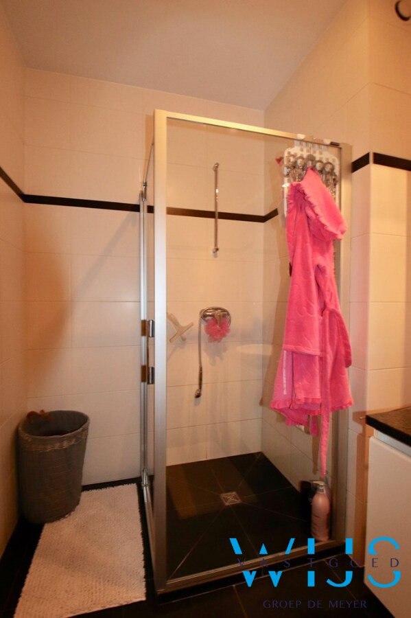 GELIJKVLOERS appartement met 2 slaapkamers &amp; garage te Ertvelde! 