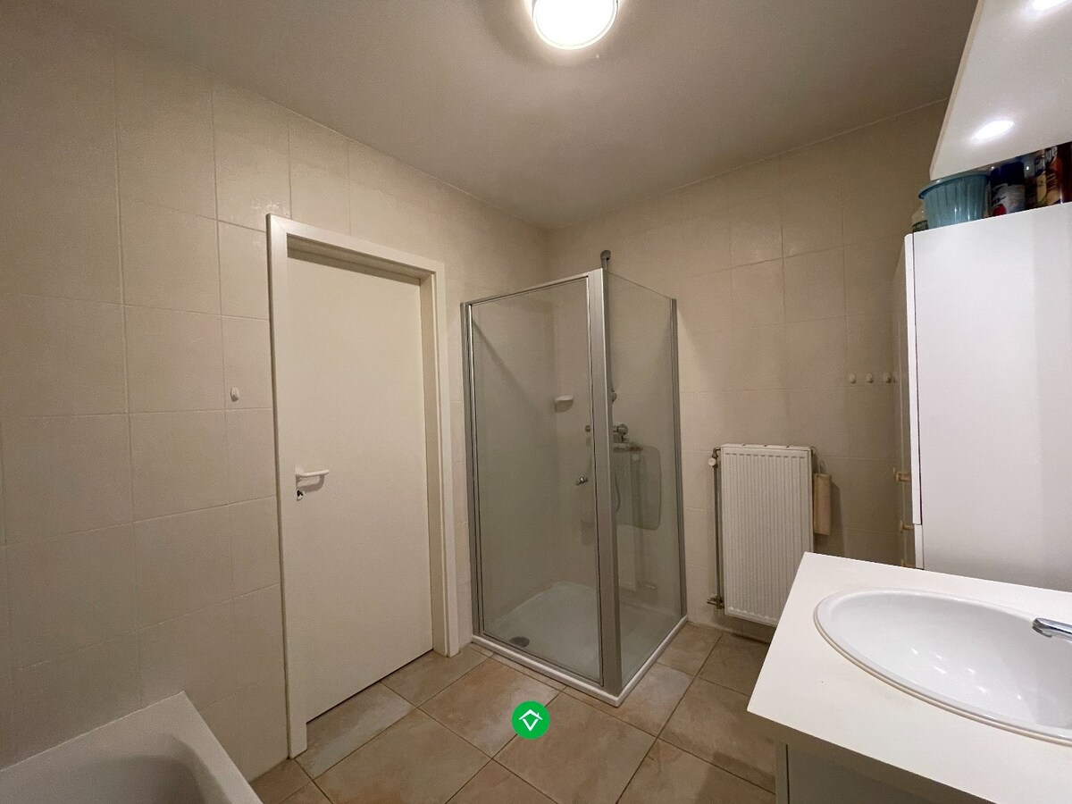 Ruim appartement (117 m²) met 2 slaapkamers, terras en garage in centrum Roeselare! 