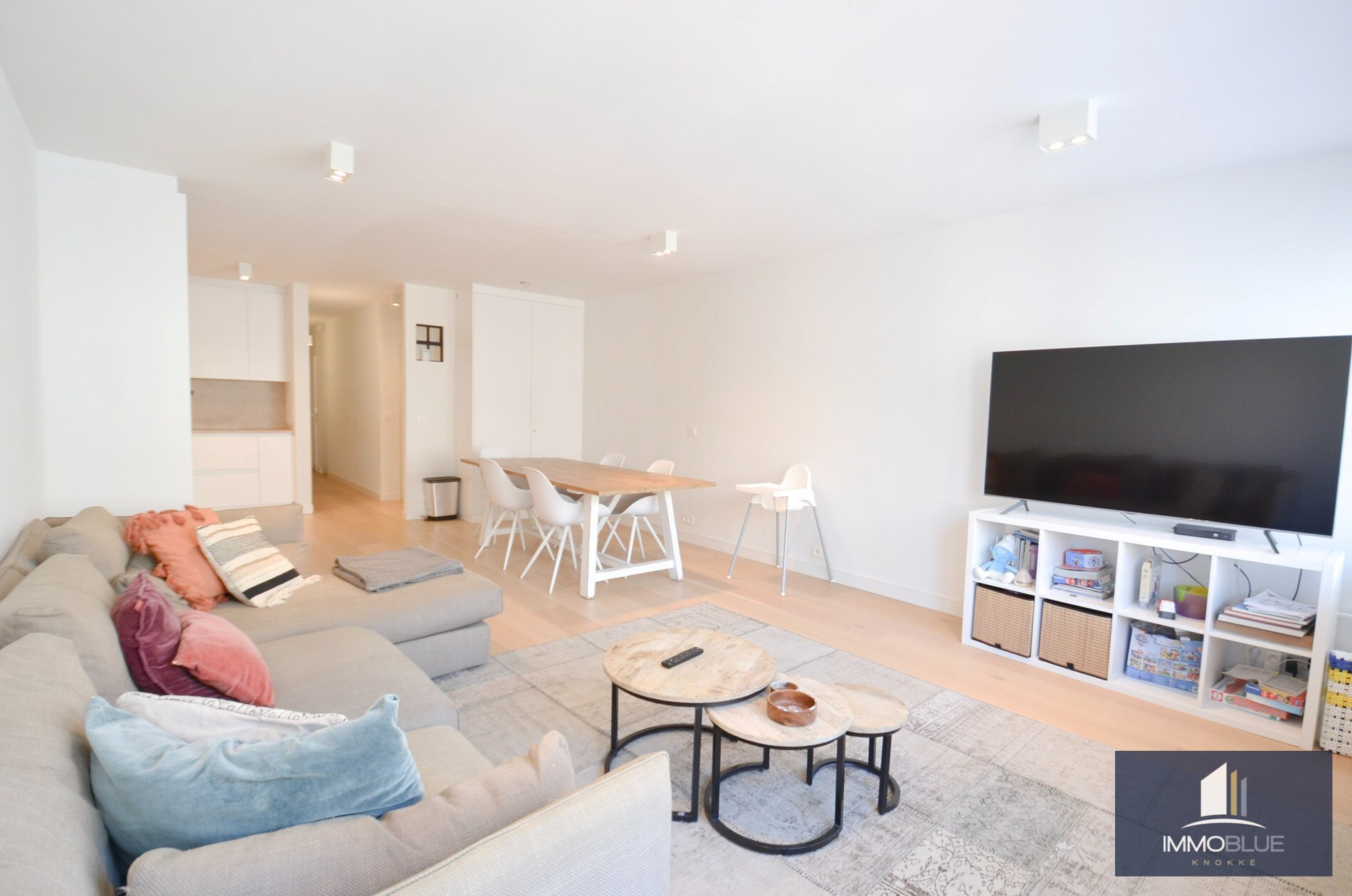 Volledig gerenoveerd, lichtrijk appartement op wandelafstand van zee en het commercieel centrum. 