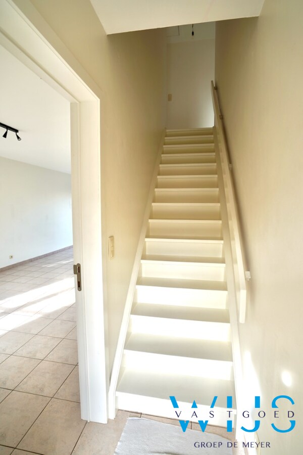 Instapklaar woonhuis in woonwijk te Eeklo! 