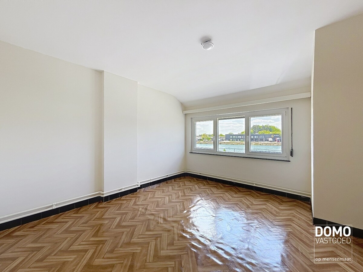 RUIME WONING MET TUIN, GARAGE &amp; 3 SLAAPKAMERS RUSTIG GELEGEN LANGS HET KANAAL MET EPC C TE BERINGEN 