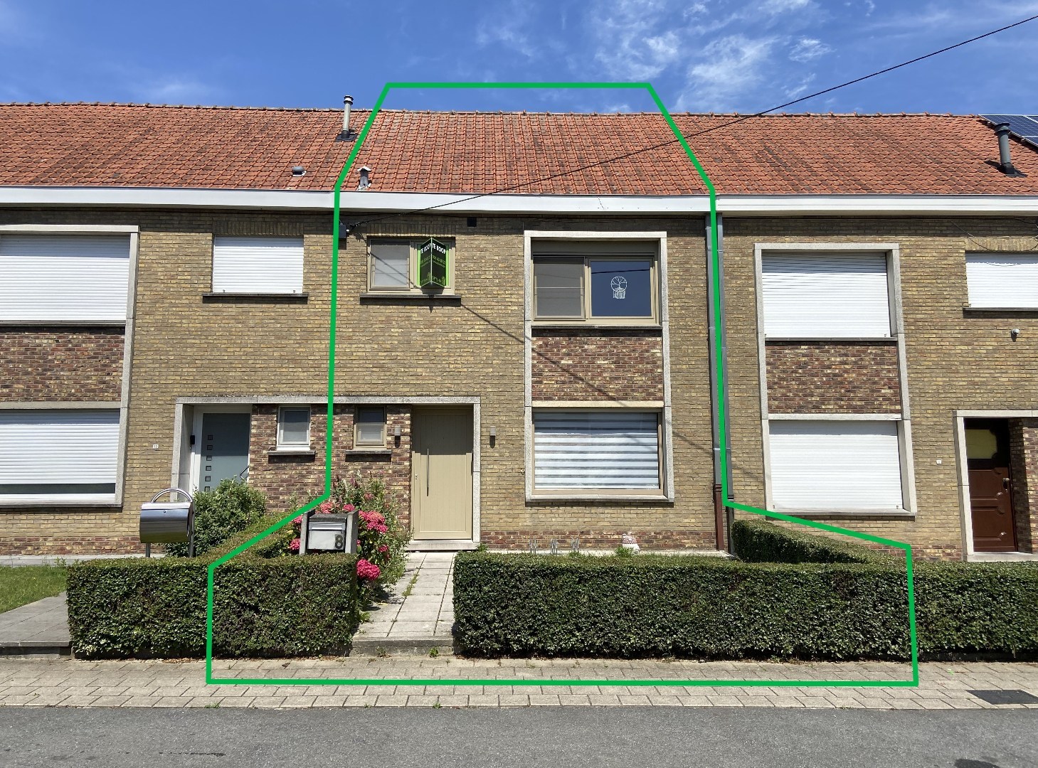 Rustig gelegen gezinswoning met tuin en garage uitweg achteraan! 