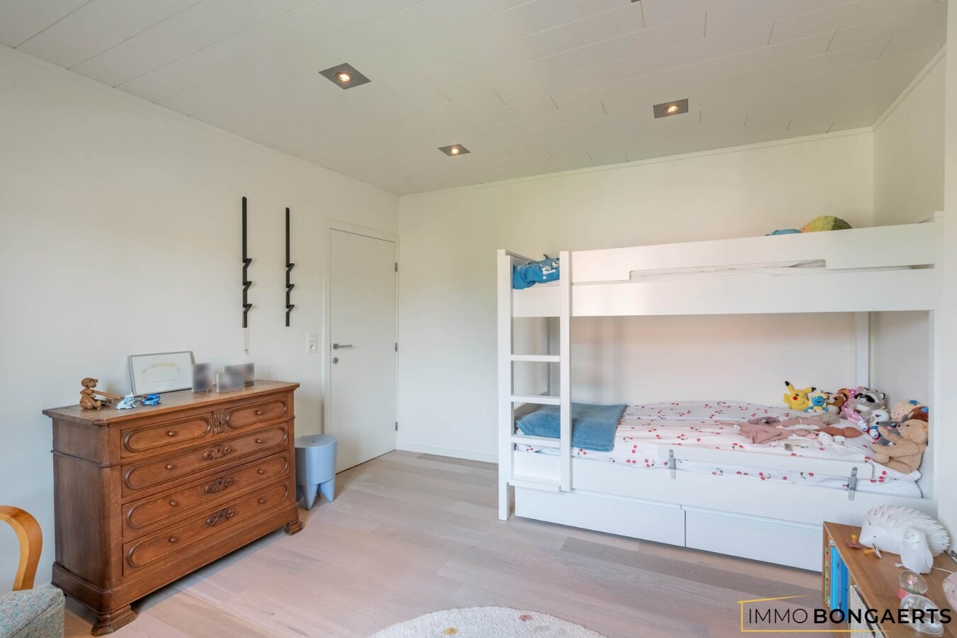 Ruime woning met garage, tuin en drie slaapkamers 