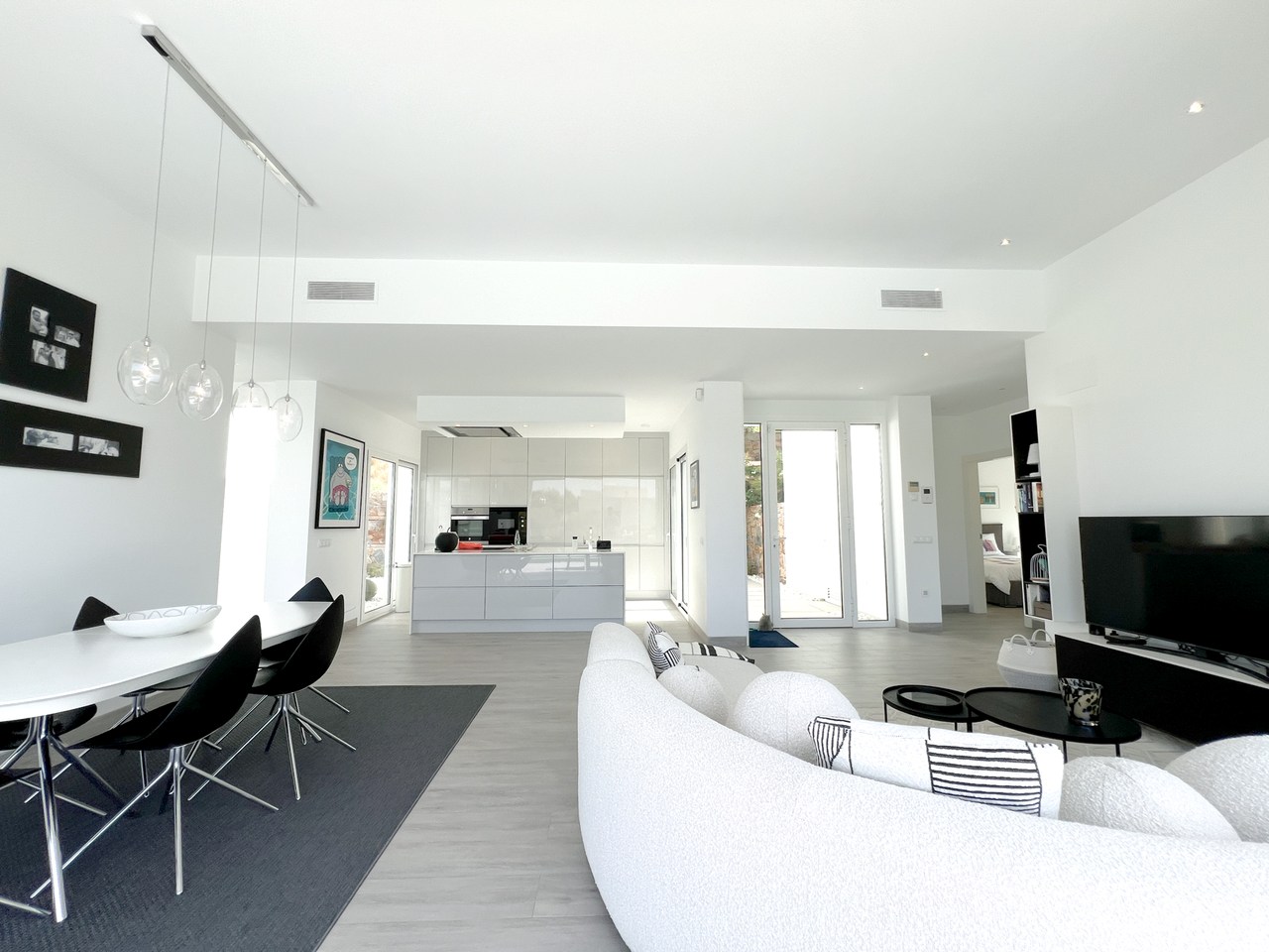 Bienvenue dans la Communauté Adelfa, une oasis exclusive au cœur du Las Colinas Golf &amp; Country Club. Ici, vous pourrez profiter de la nature préservée et du climat agréable du sud-est de l'Espagne 