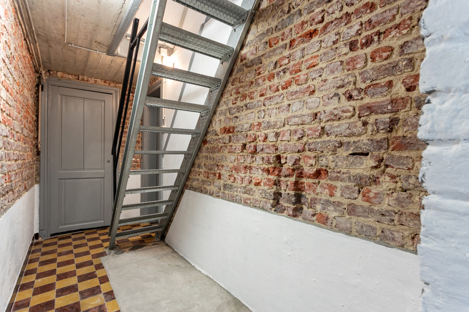 Handelshuis met woongedeelte, garage en tuin te Beersel 