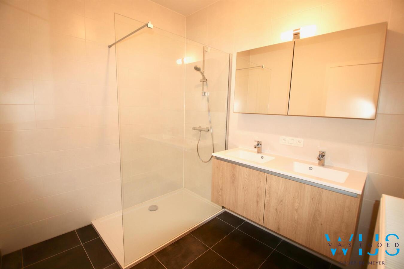 Gelijkvloers appartement met TUIN &amp; GARAGE te Zelzate! 