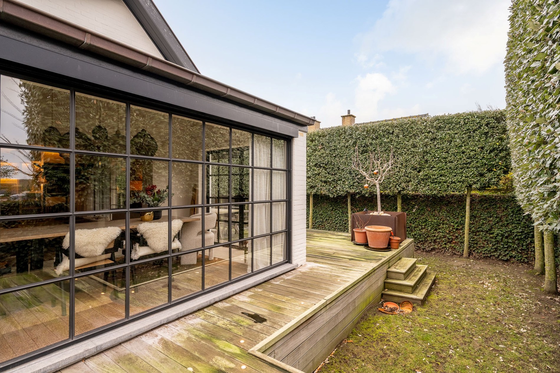 Gelegen in een rustige en uiterst gegeerde residentiële wijk van Knokke, biedt deze volledig gerenoveerde woning een perfecte combinatie van hedendaags comfort, licht en verfijnde elegantie 