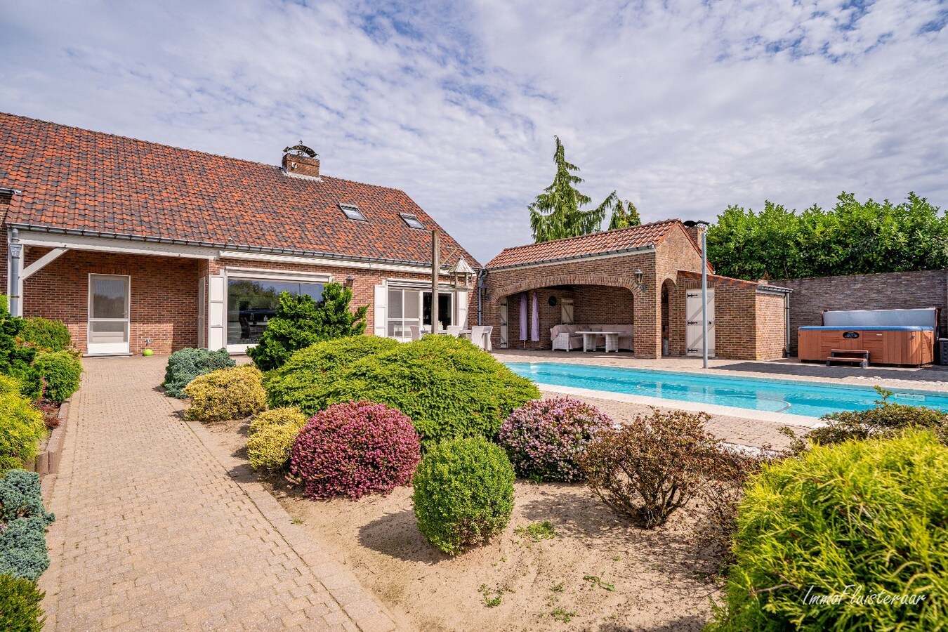 Woning met paardenstallen en loods op ca. 50 are te Rillaar 